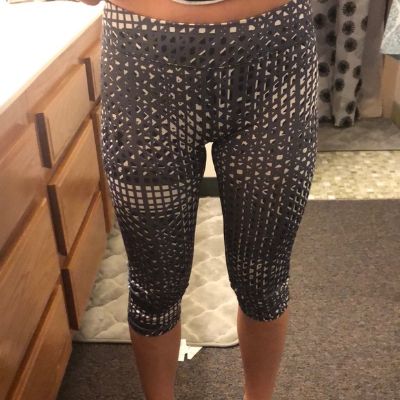Under Armour Pants - !SALE! Under Armour Cropped Leggings
